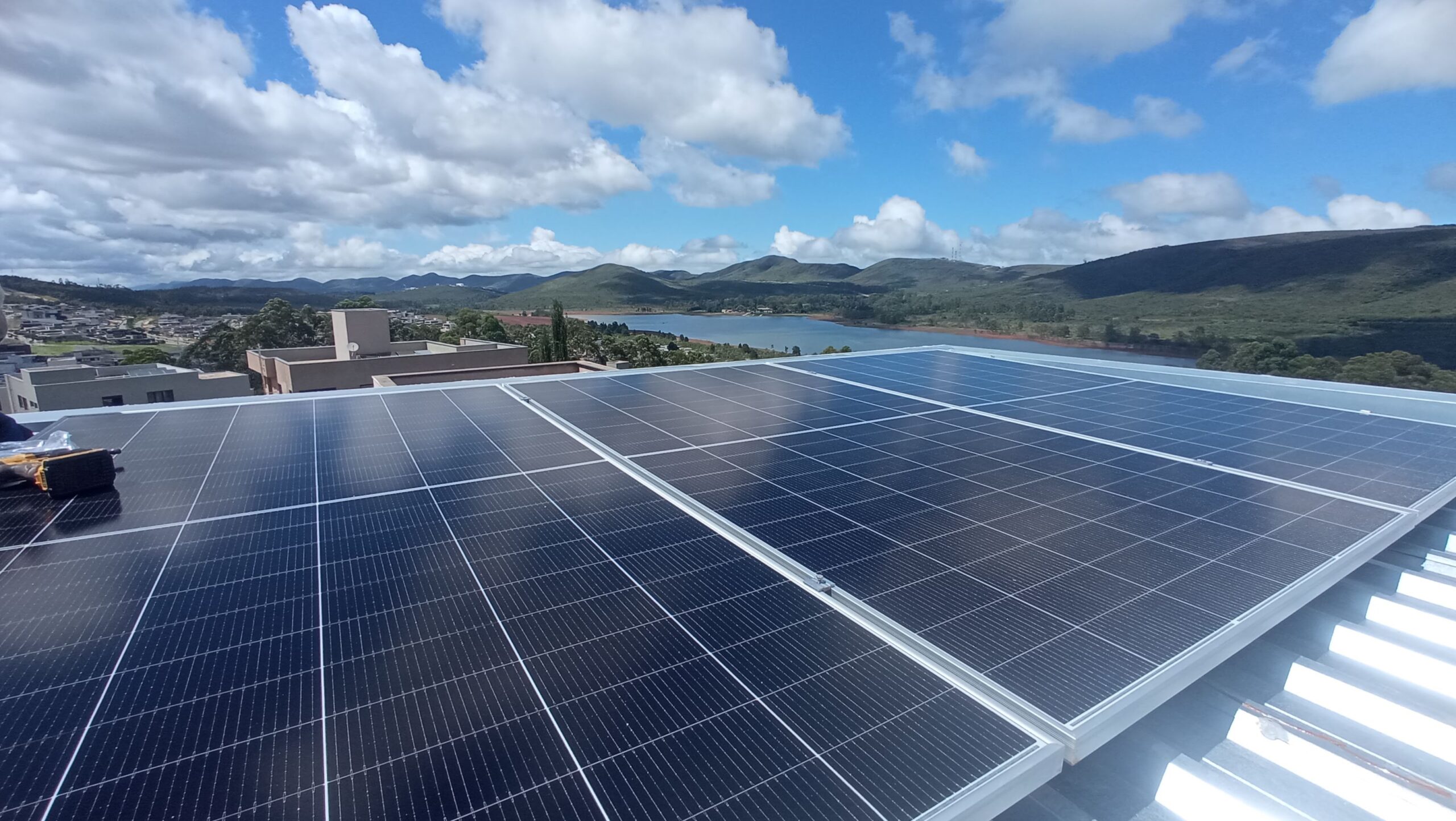 Instalação de Usina Fotovoltaica realizada na Península dos Pássaros – Alphaville Lagoa dos Ingleses – Nova Lima MG