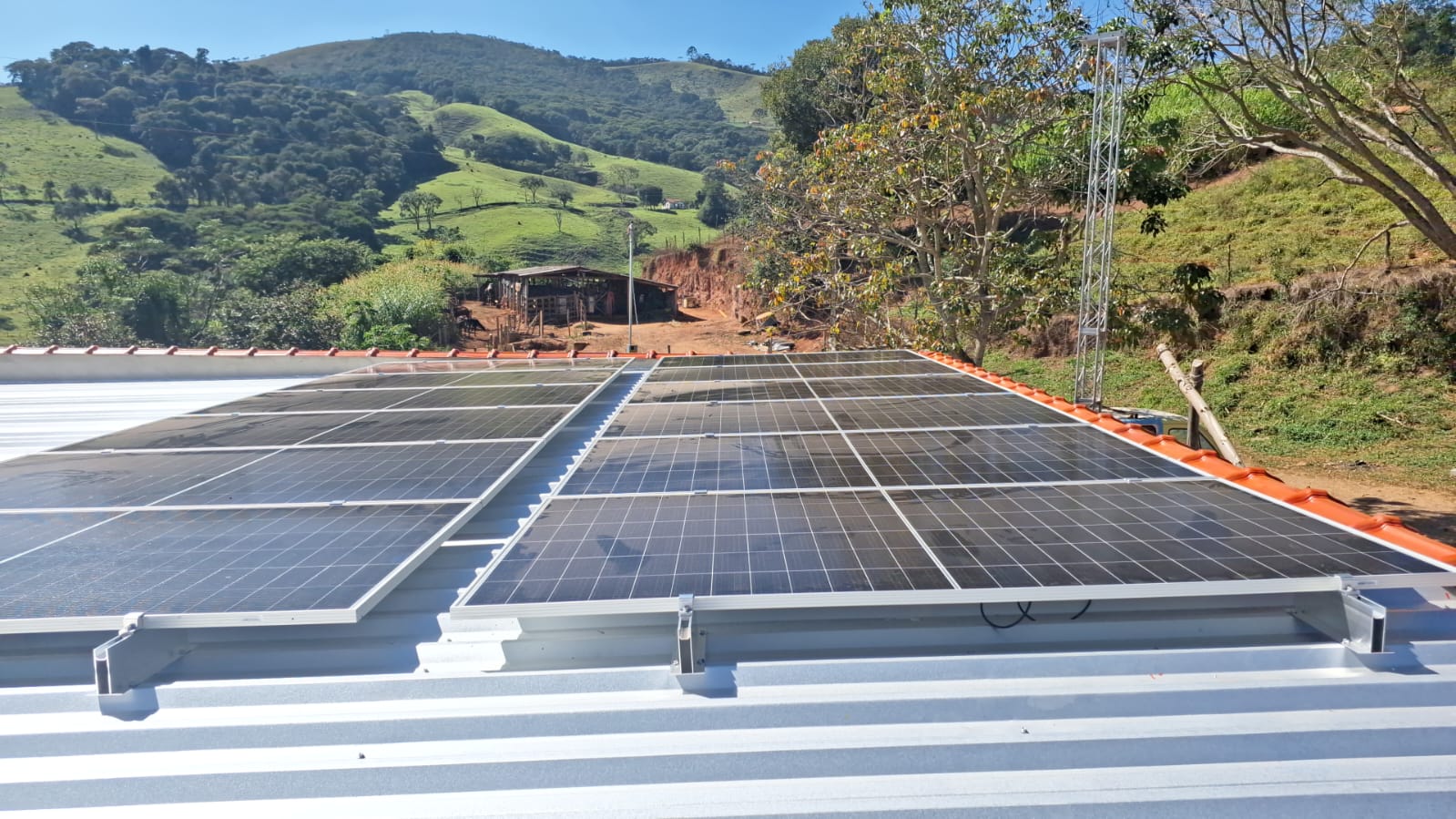 Instalação de Usina Fotovoltaica na Fazenda em Serranos (Sul de Minas)