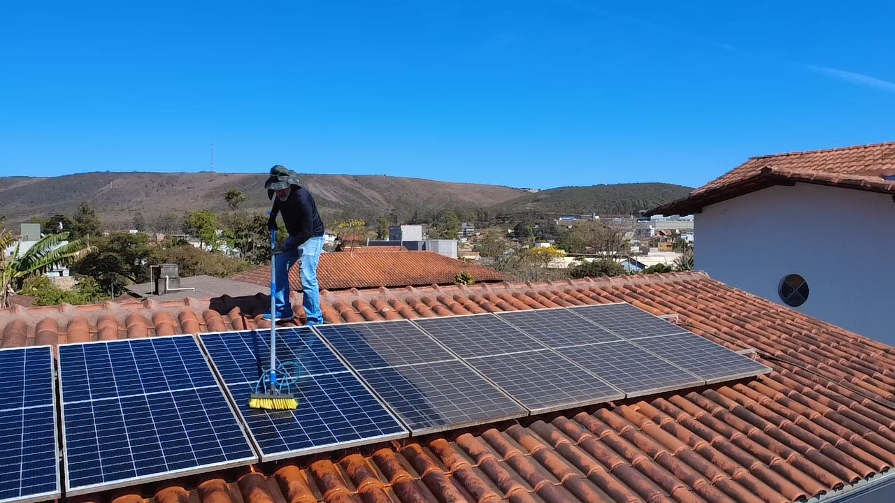 Limpeza de módulo fotovoltaico – Vale do Sol (Nova Lima – MG)